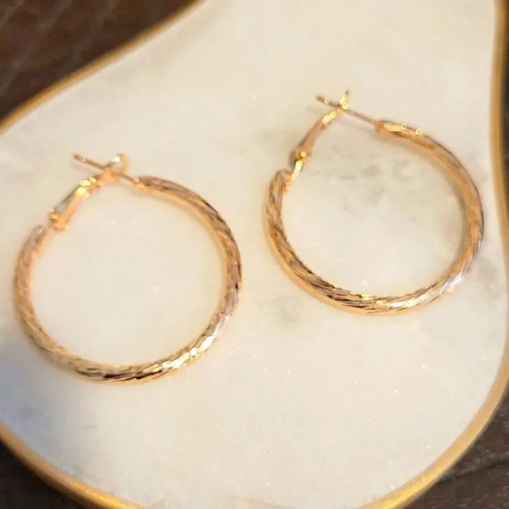 💥3/$12💥Etched Twist Gold Toned Hoop earrings 1.25 inch